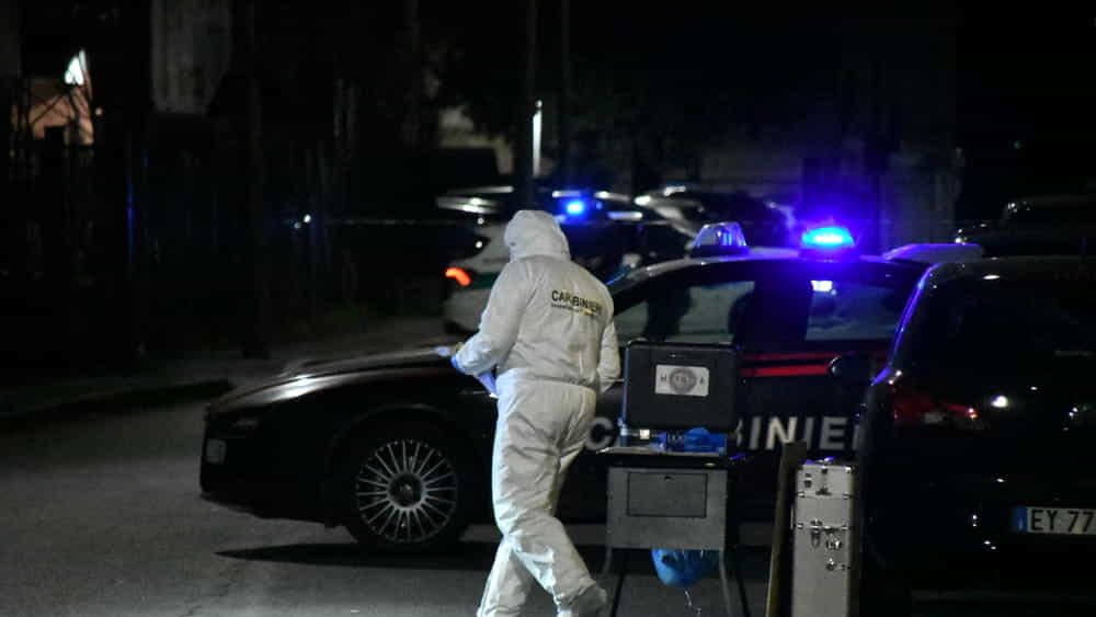 Amendolara, evade dagli arresti domiciliari e spara a due persone
