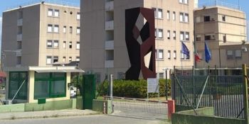 Carcere di Rossano, trovati borsoni pieni di cellulari, coltelli e una macchina per tatuaggi