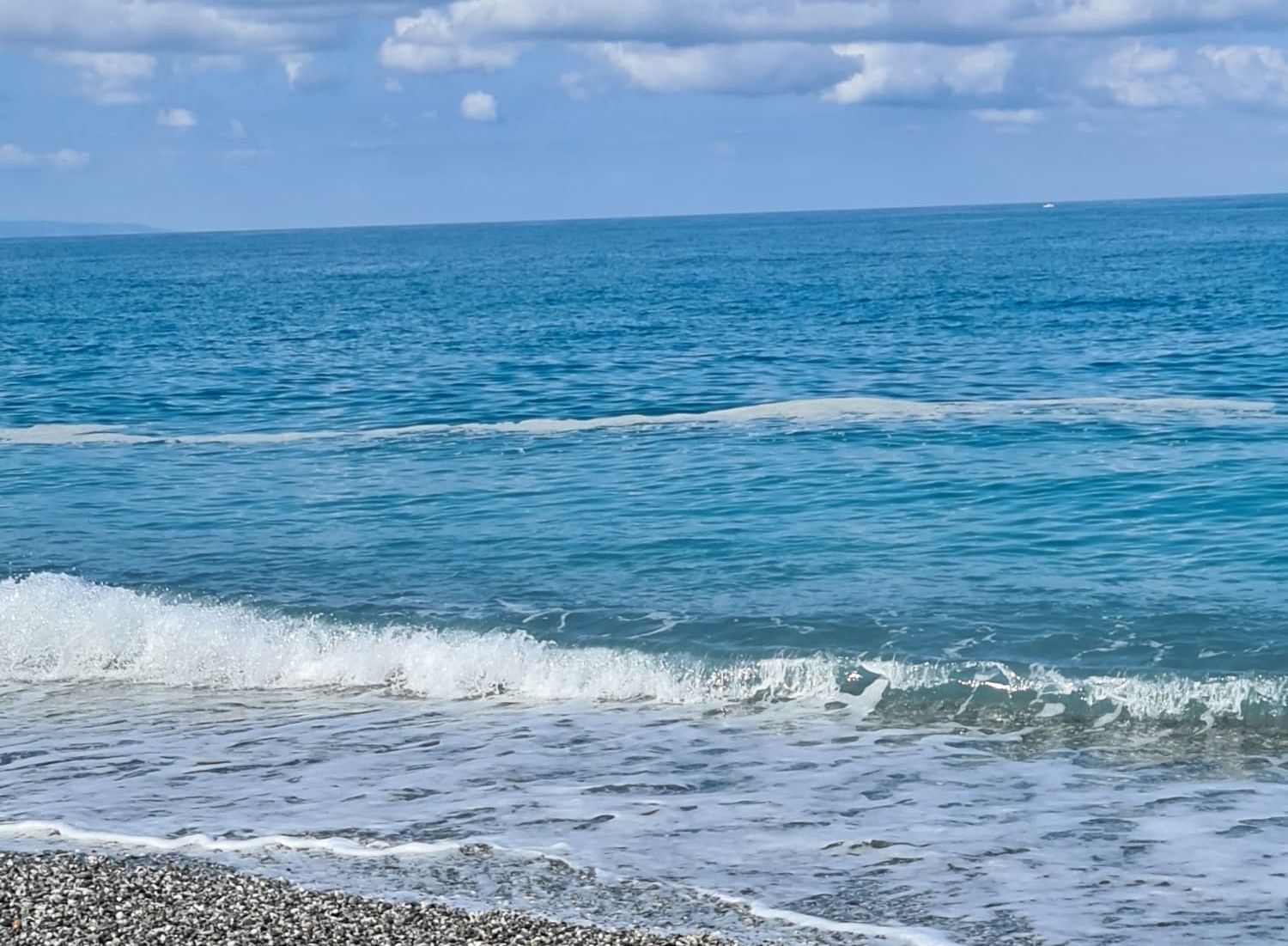 Chiazze gialle nel mare del Tirreno cosentino, la rabbia dei bagnanti