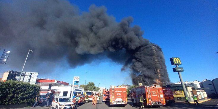 Grattacielo in fiamme a Milano