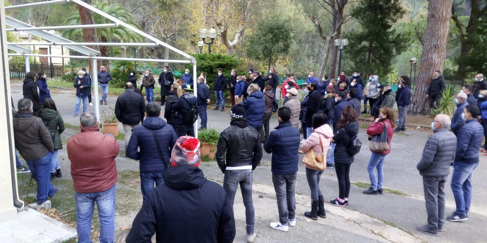 I sindaci ordinano lo spoglio dei beni, scontri alle Terme Luigiane – VIDEO