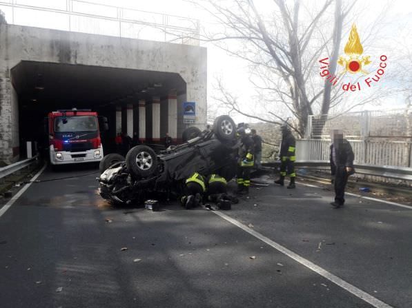 Suv si ribalta sulla tangenziale a Catanzaro: un ferito