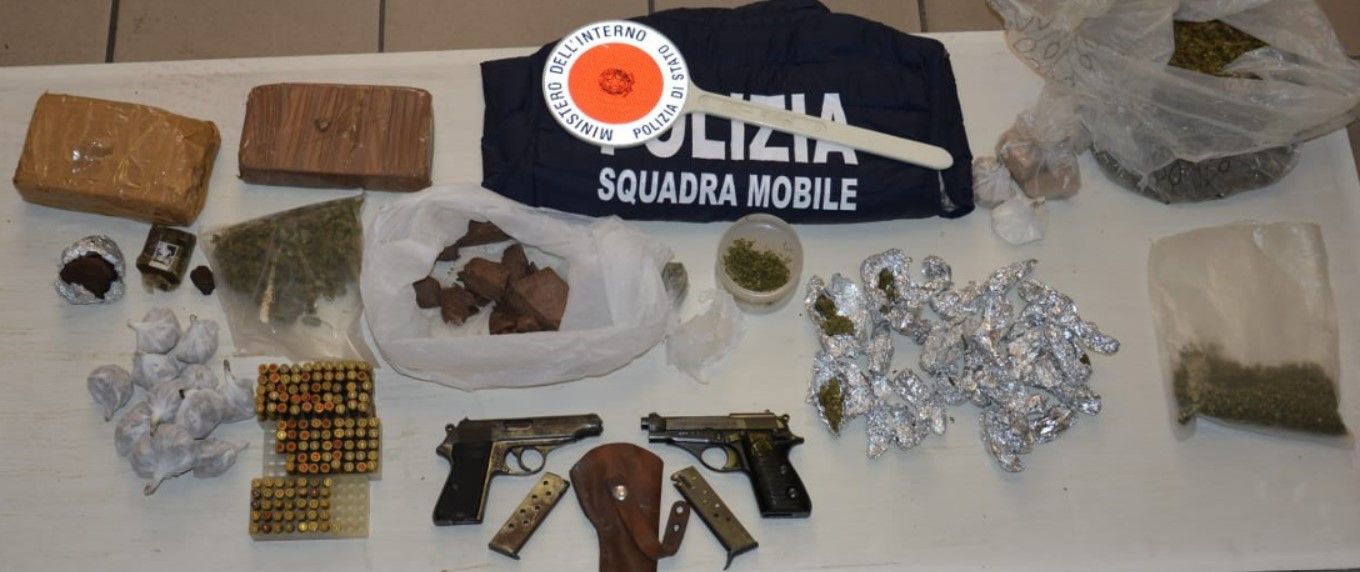Scoperto un “maxi market” di droga e armi a Crotone, arrestato 19enne