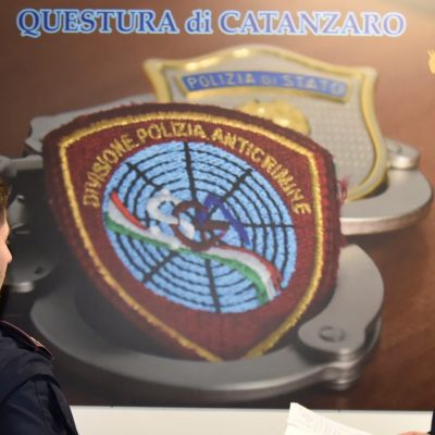 Bevono champagne e scappano senza pagare, Daspo Willy per due giovani a Catanzaro