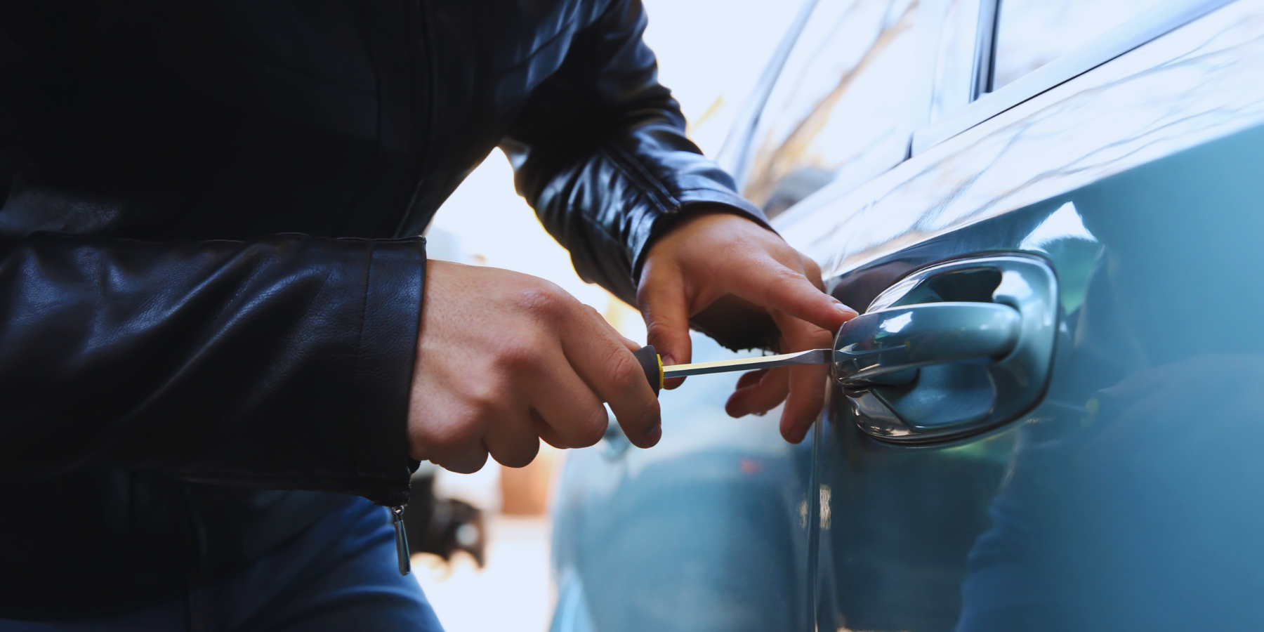 I due ladri d’auto “traditi” da GPS e telecamere: l’estorsione da 500 euro (fallita) a Lamezia Terme