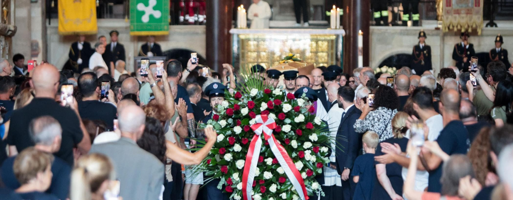 L’ultimo «ciao» a don Mazzi, oltre mille ai funerali