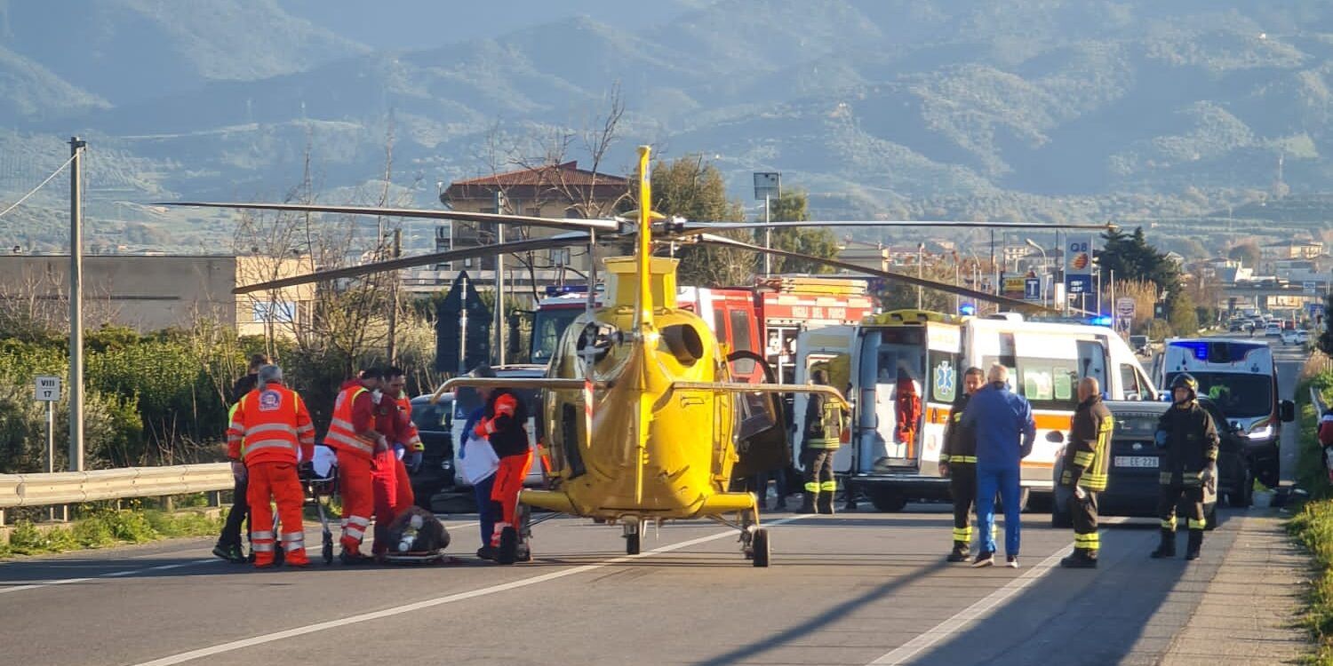 Carambola tra quattro auto sulla Strada statale 106, un morto a Corigliano-Rossano – FOTO