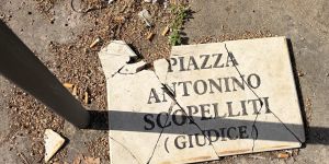 Polistena, distrutta la targa dedicata al giudice Scopelliti. Il sindaco: «Offesa all’intera città»