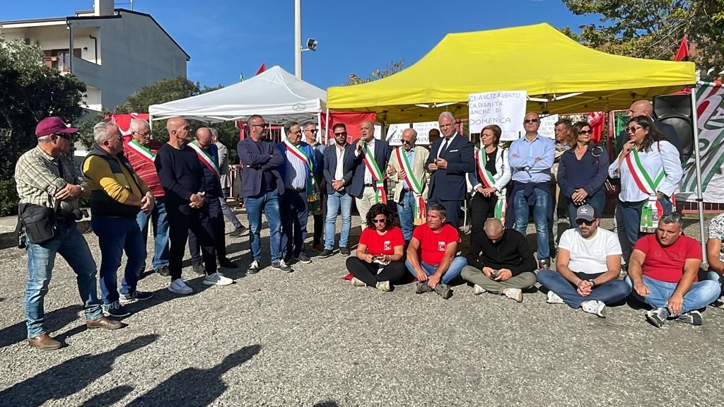 Prosegue la protesta dei lavoratori del consorzio di bonifica dello Jonio cosentino (con i sindaci). Spunta l’esposto in Procura