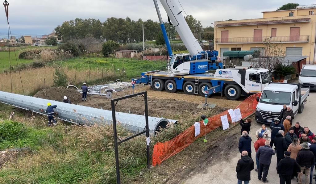Sibari, cittadini contro un’antenna telefonica. I carabinieri fermano il cantiere – VIDEO