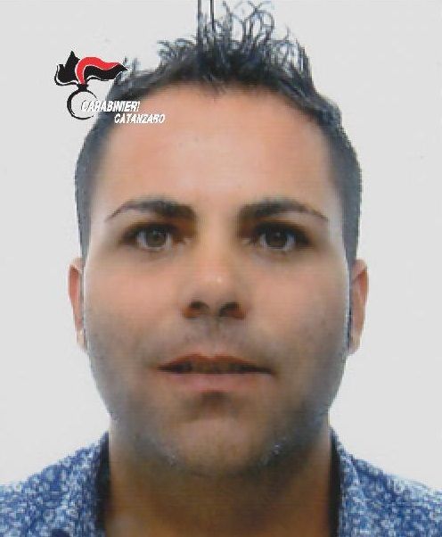 Si fingeva stilista per truffare anziani, arrestato un 42enne