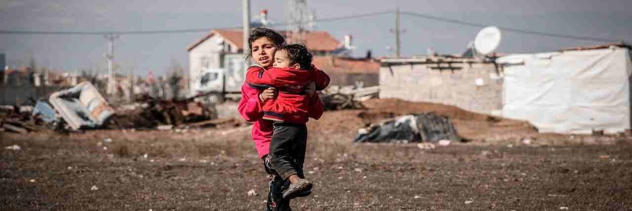 Zelensky: «Petrolio russo “sporco” di sangue». Mariupol, bimbi muoiono di fame