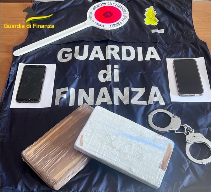 Viaggiavano con due chili di cocaina in auto, 2 arresti nel Cosentino