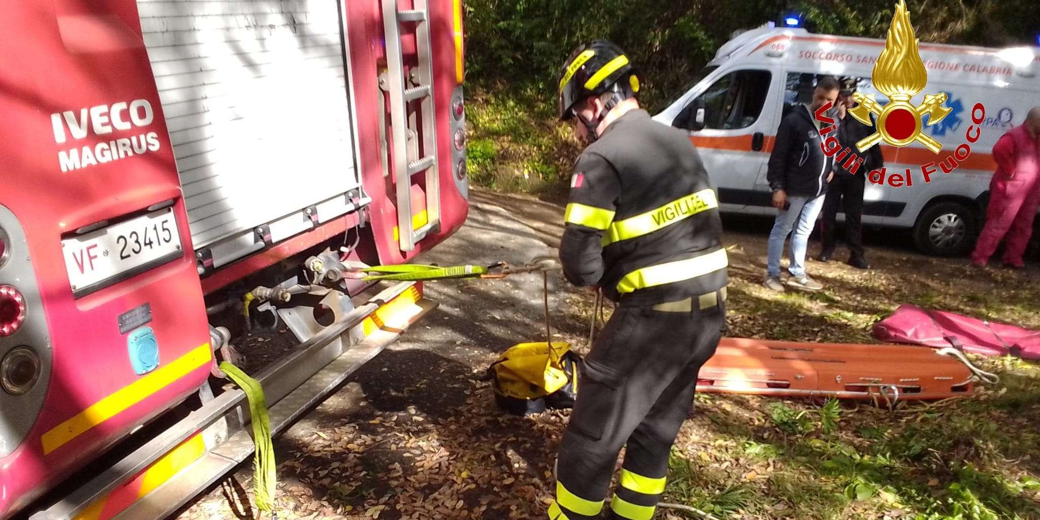 Operaio cade in un burrone, recuperato dai vigili del fuoco