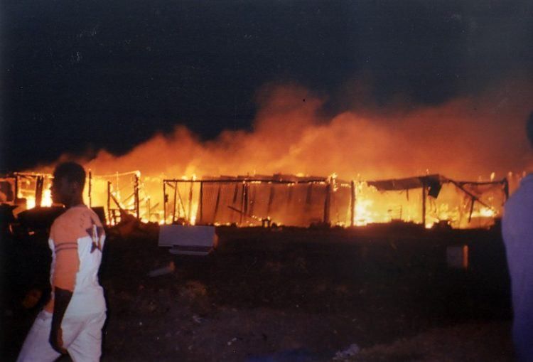 Fiamme alla tendopoli di San Ferdinando, due feriti