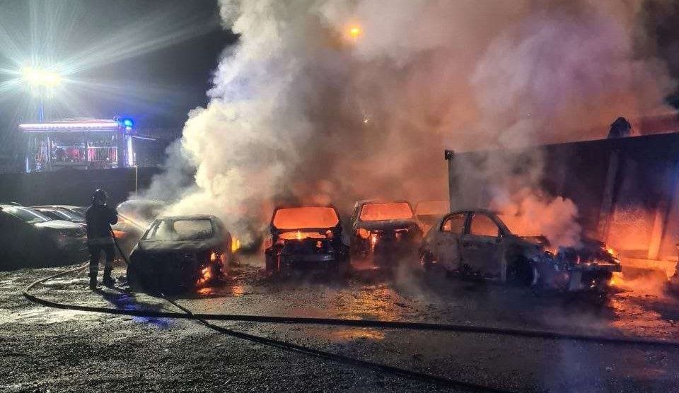 Vibo Valentia, un incendio distrugge dieci auto – FOTO