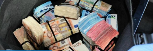 Napoli, trova una borsa con gioielli e 8mila euro e la restituisce al proprietario