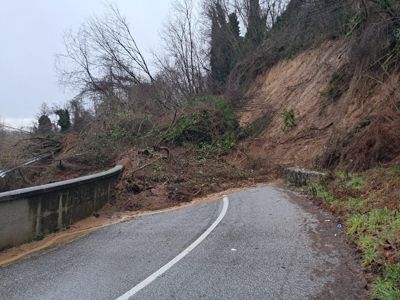 Ciclone Ulrike, l’entroterra lametino in ginocchio: strade interrotte e quartieri isolati – FOTO E VIDEO