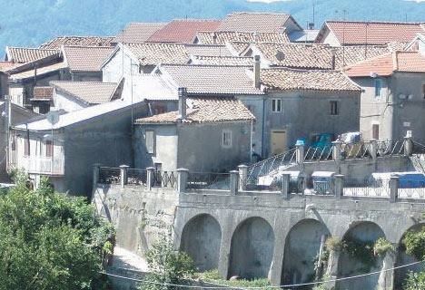 Rissa per un posto al mercato rionale: 4 feriti a Fabrizia