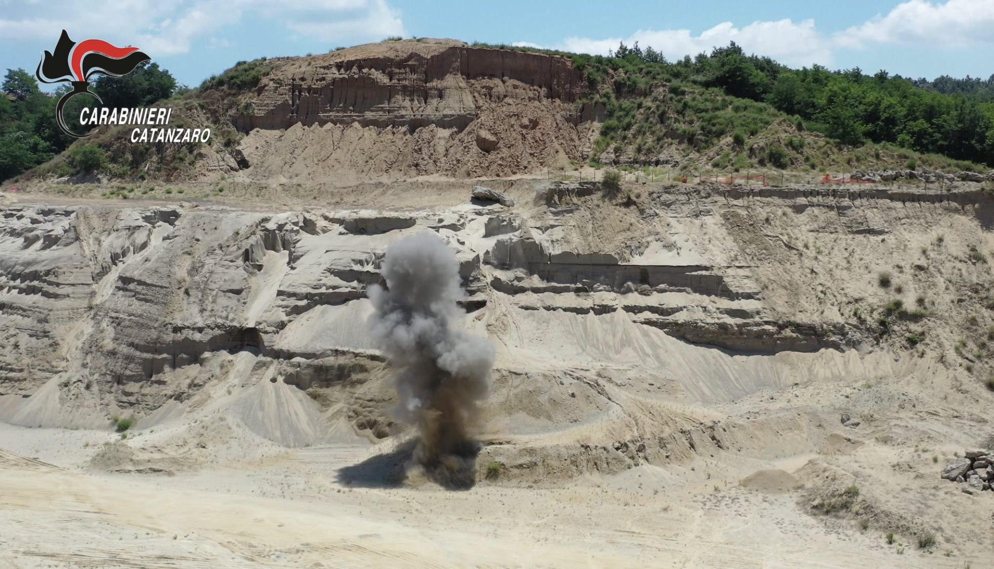 Scoperto un ordigno bellico a Catanzaro, gli artificieri lo fanno brillare – VIDEO