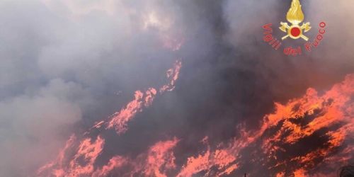 Incendi, i vescovi calabresi: «La nostra Regione ferita da criminalità e trascuratezza»