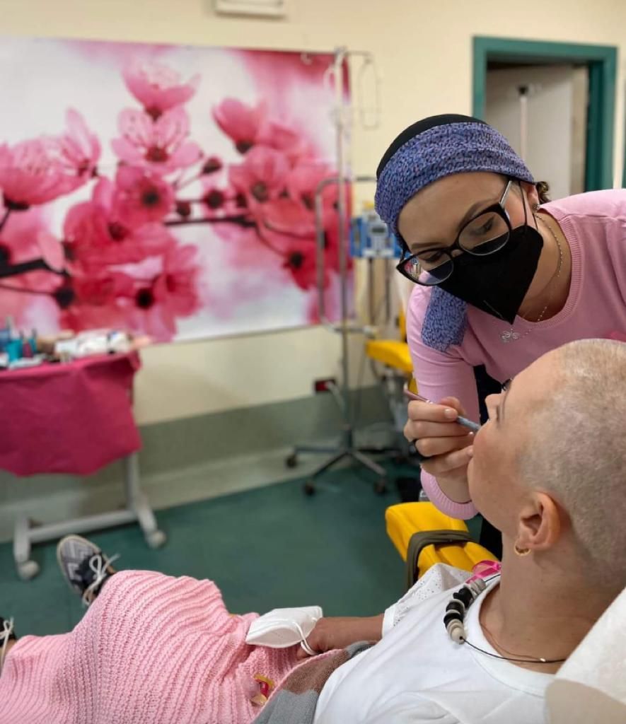 Mater Domini, il “trucco” per ridare il sorriso alle donne in terapia oncologica