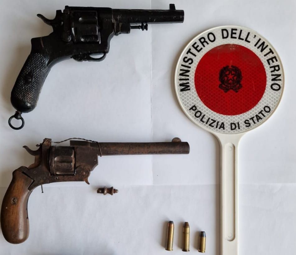 Nascondeva due revolver tra i materassi, un arresto a Vibo