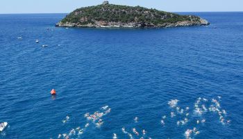 Assalto all’Isola 2026, record di iscrizioni da tutta Italia: in 506 per il periplo di Cirella – VIDEO