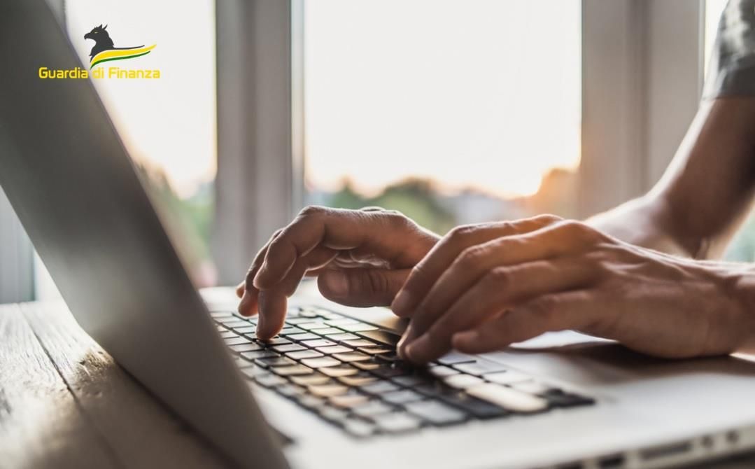 Associazione a delinquere e corruzione a Cosenza, in sei ai domiciliari: due sono finanzieri – I NOMI