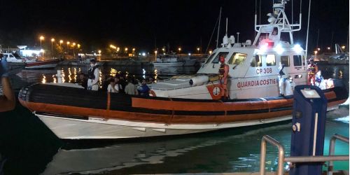 sbarco notte roccella migranti