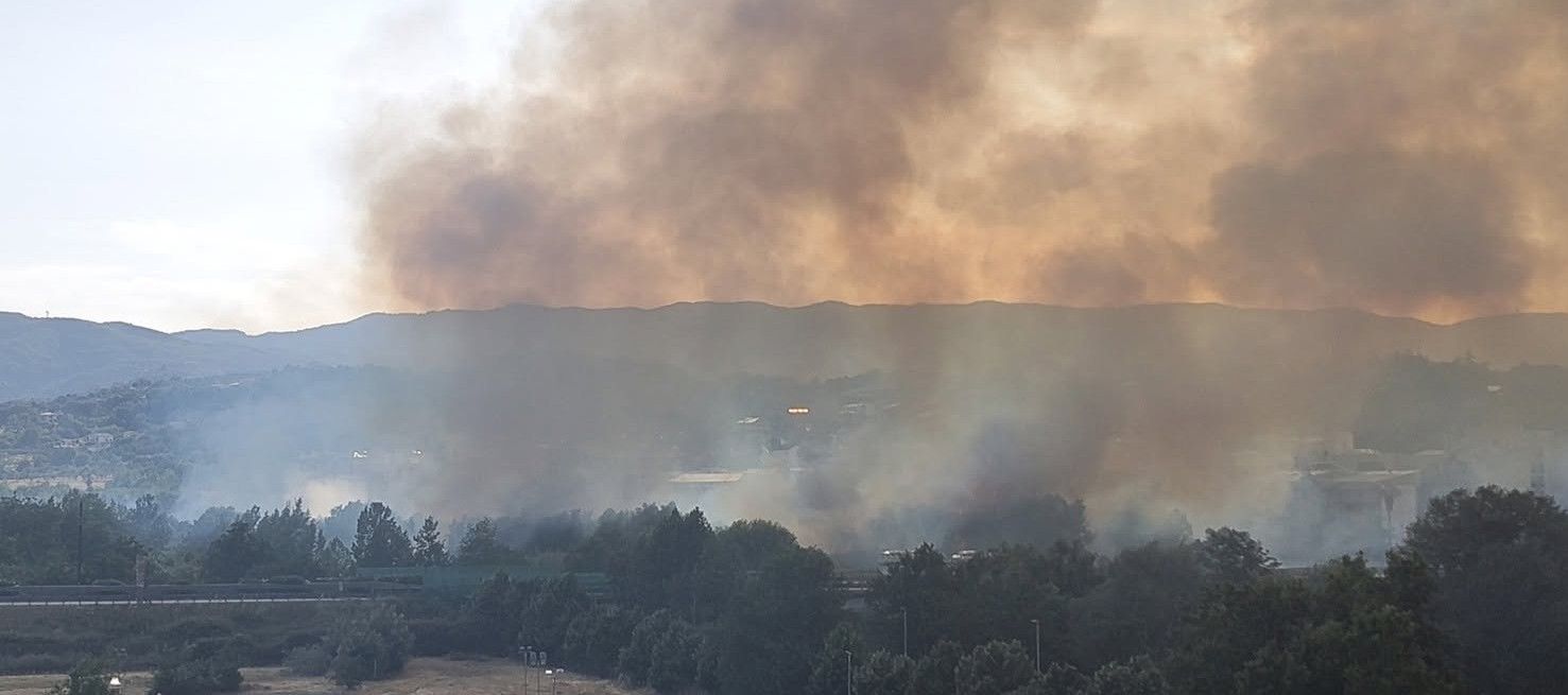 Incendio sulla A2, tra gli svincoli di Cosenza Sud e Cosenza Nord
