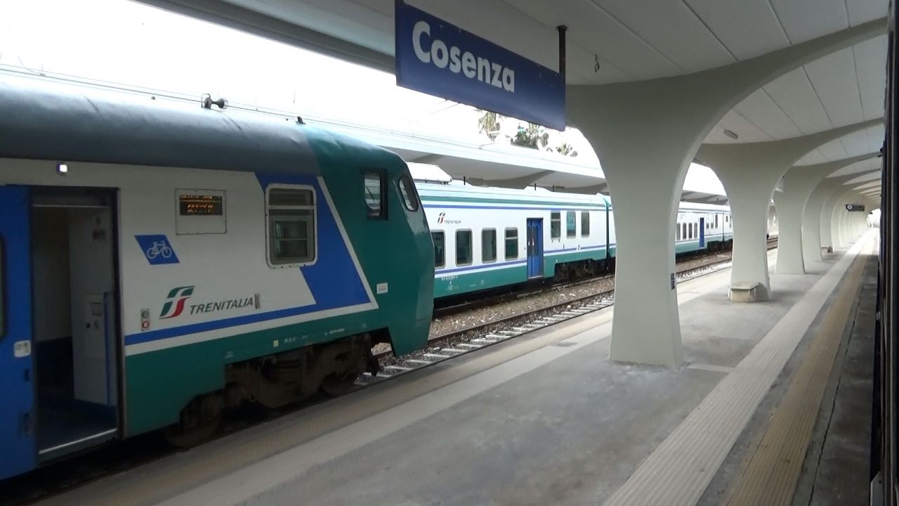 Cosenza, treno merci bloccato ferma la circolazione per quasi due ore