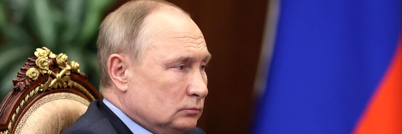 Ucraina, Putin: «Non ci isoleranno». Biden: «Un genocidio»