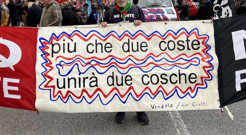 Striscione “No ponte” a Messina, Cateno De Luca: «Siciliani e calabresi non sono tutti mafiosi»