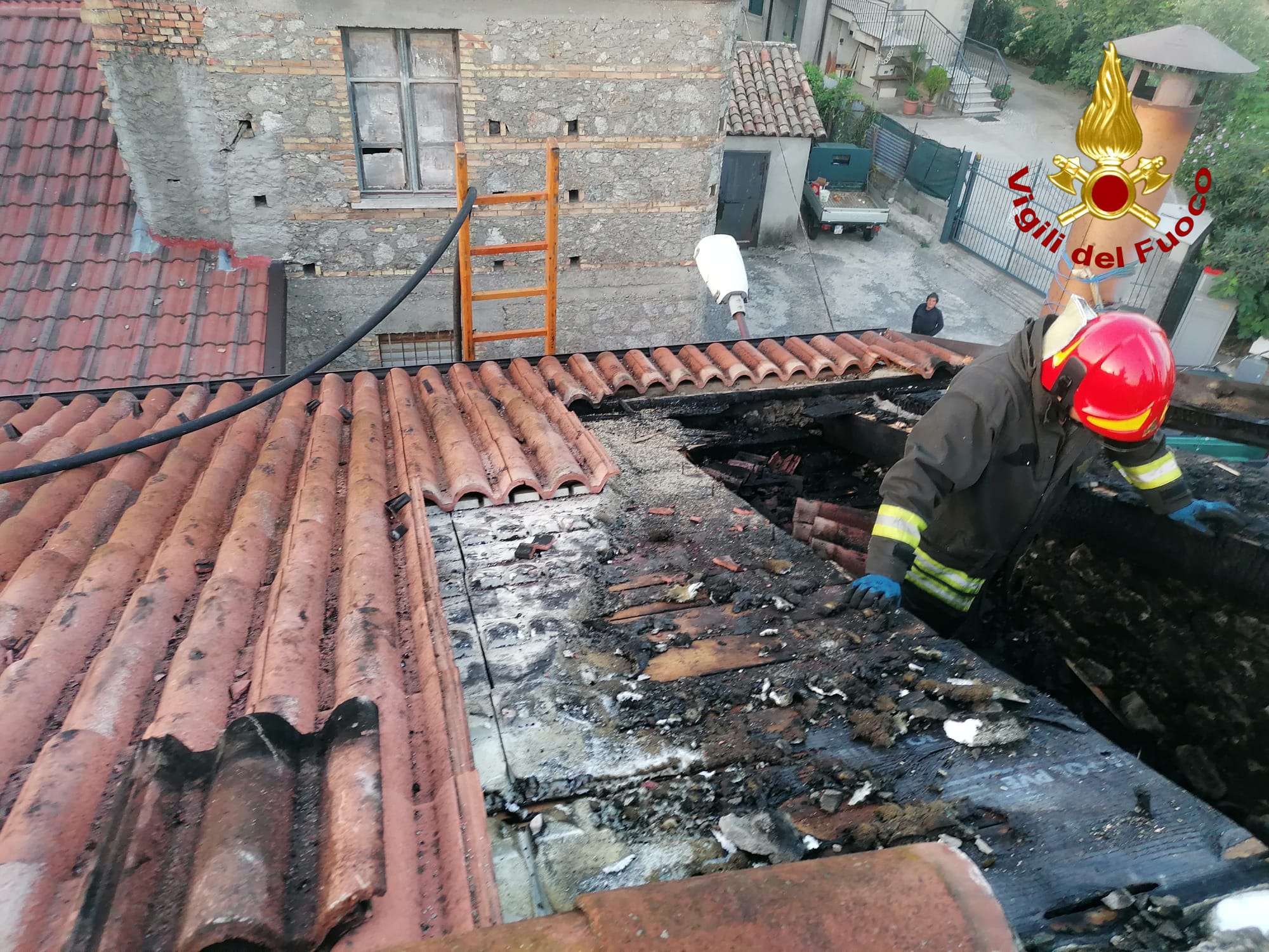 Sfiorata la tragedia a Vibo, va in fiamme il tetto di una casa