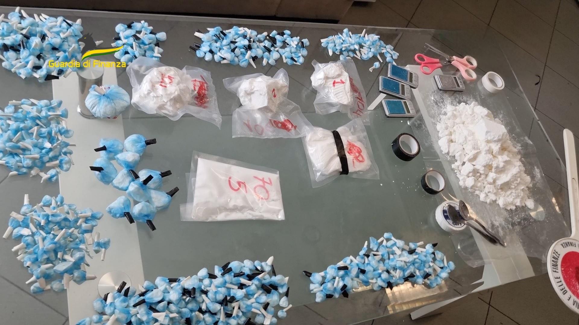 Chili di cocaina per migliaia di dosi: arrestato “grossista” di crack – VIDEO