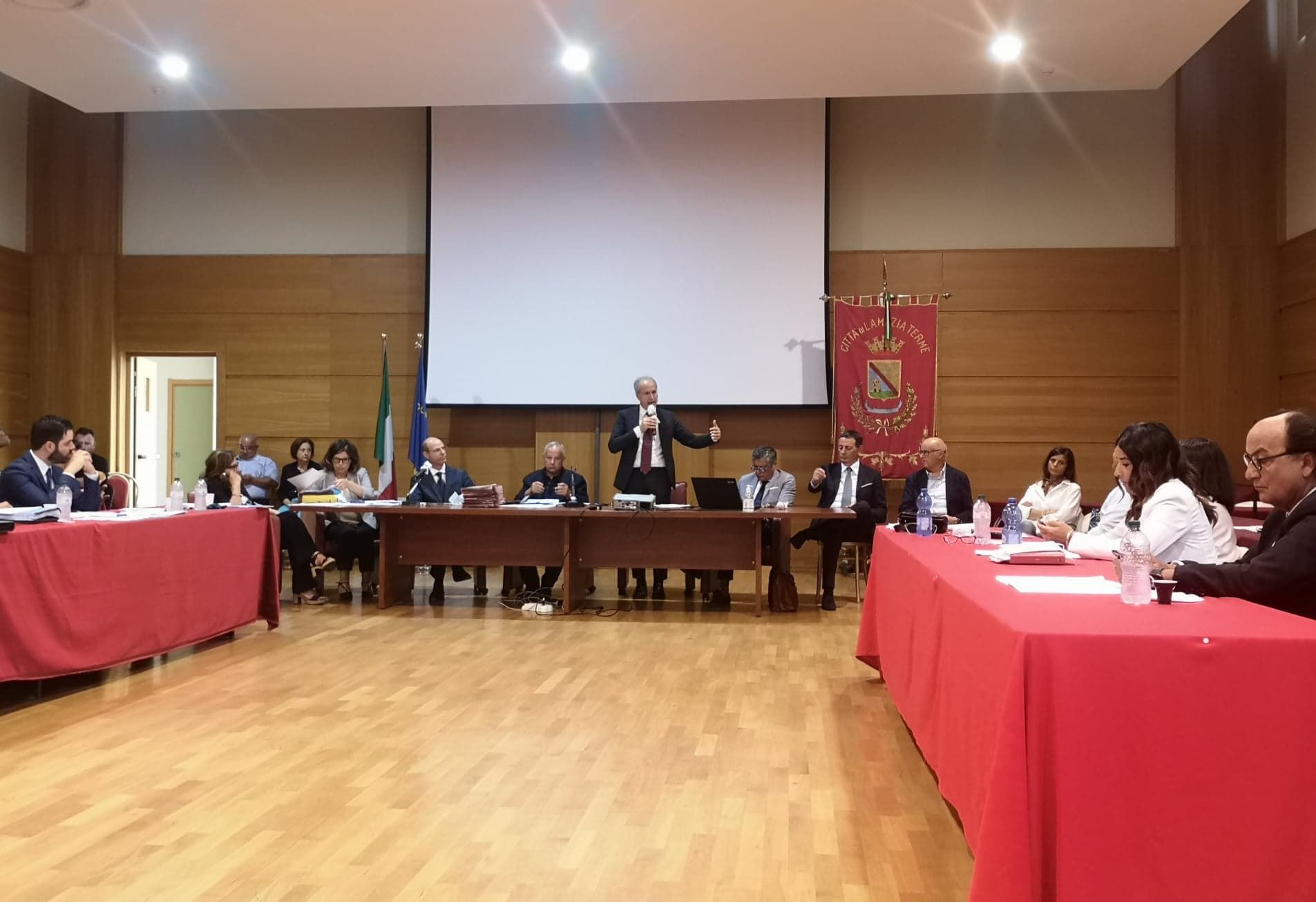 Prima la convalida, poi il pagamento dei debiti. Le regole "al contrario" al Comune di Lamezia