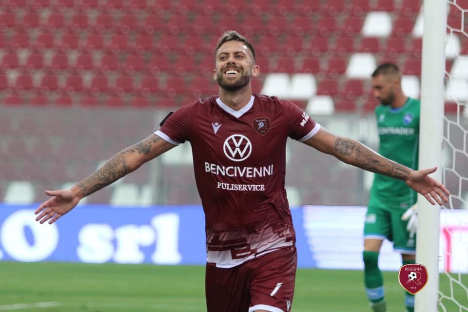 Serie B: Reggina, vittoria e testa della classifica. Pari del Cosenza in extremis