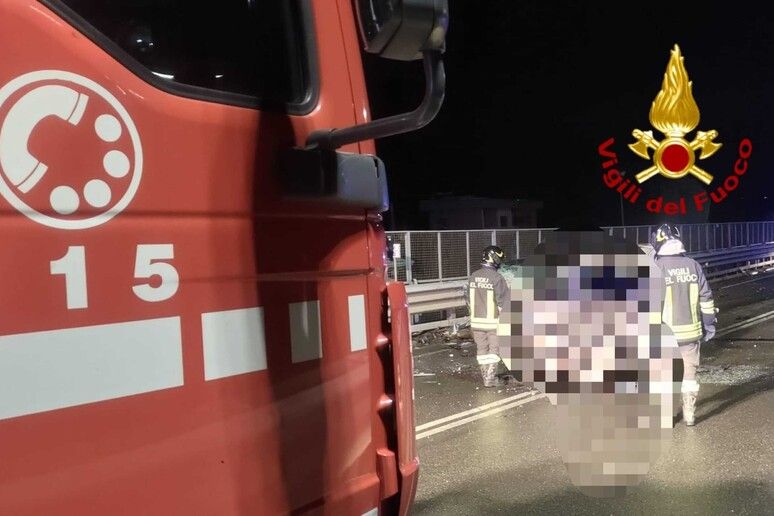 Scontro frontale tra due auto nel Fiorentino, 3 morti