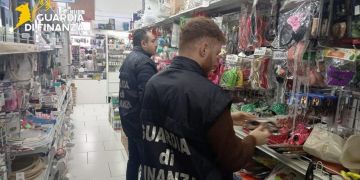 Blitz delle Fiamme Gialle nel cosentino, sequestrati 180 mila articoli di Carnevale non sicuri – VIDEO