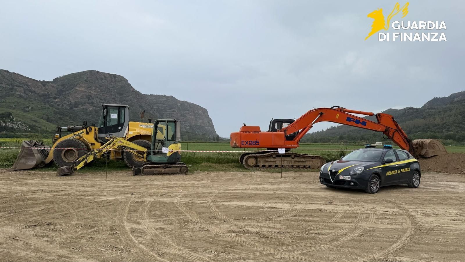 Cava di inerti illegale sul fiume, maxi sequestro nel Crotonese – FOTO