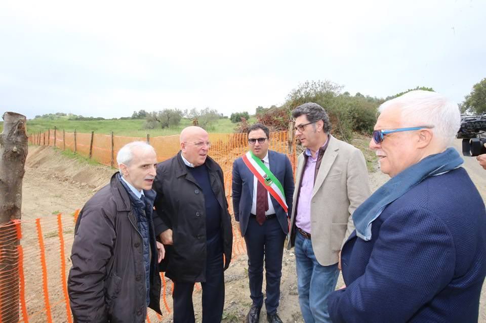 25 aprile, Oliverio visita il cantiere del Cimitero dei migranti