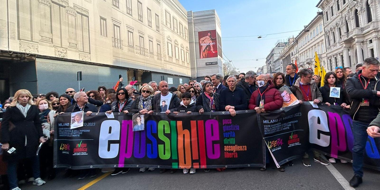 Al via la manifestazione di Milano. Presenti numerosi familiari delle vittime di ‘ndrangheta – VIDEO E FOTO