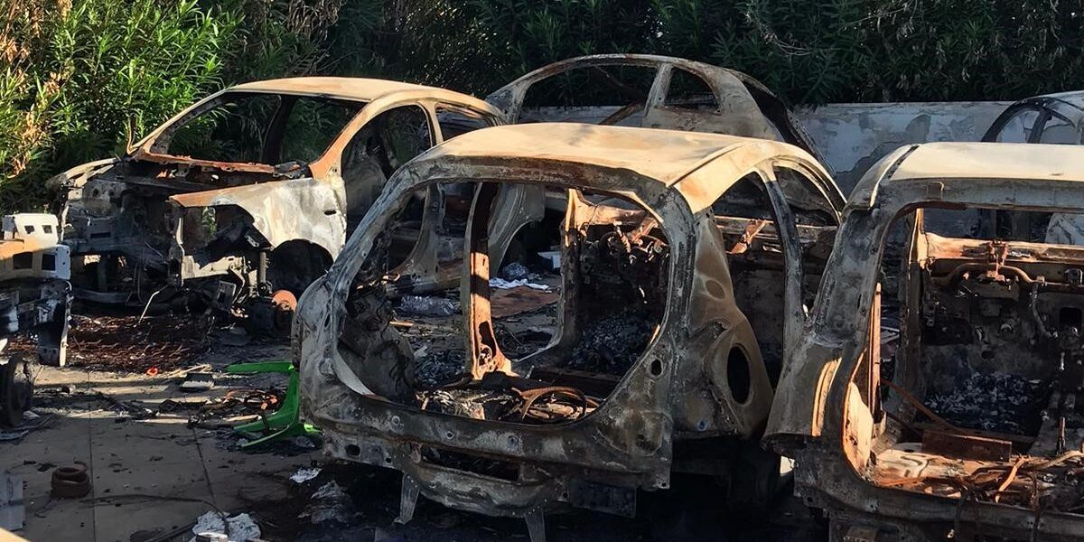 Reggio, venti carcasse di auto incendiate trovate dai carabinieri in una piazza