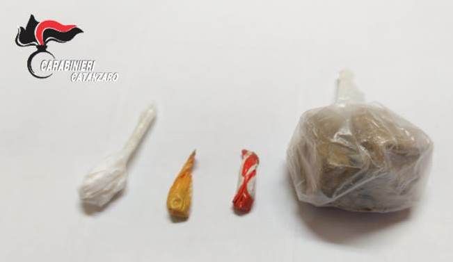 Droga nascosta in un sottolavabo, in manette