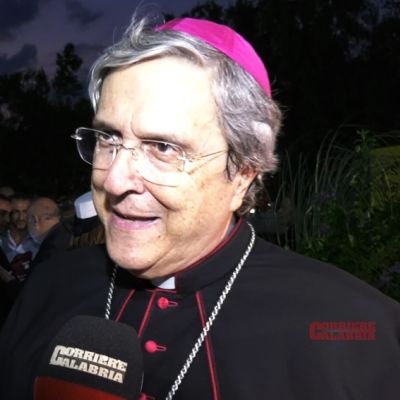 False email a nome di monsignor Francesco Savino: allarme truffa. La diocesi: «Non apritele»