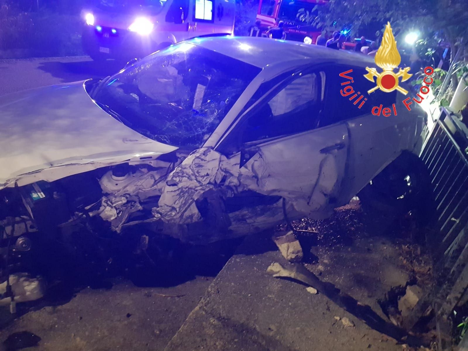 Incidente nella notte nel Catanzarese, tre feriti gravi