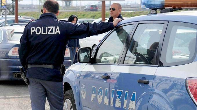 Chiede soldi per non pubblicare foto osé, arrestato