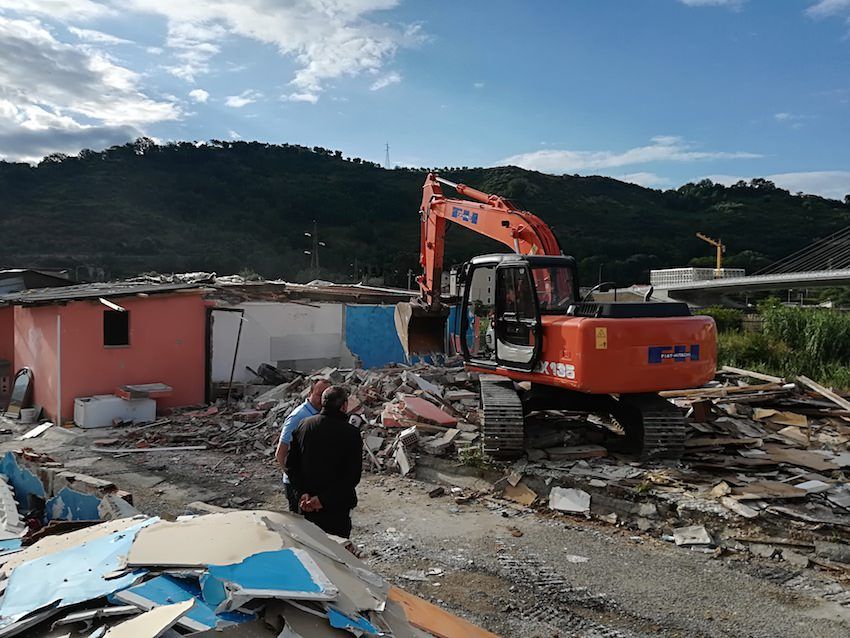 Cosenza, demolite le baracche sotto il ponte di Calatrava – VIDEO