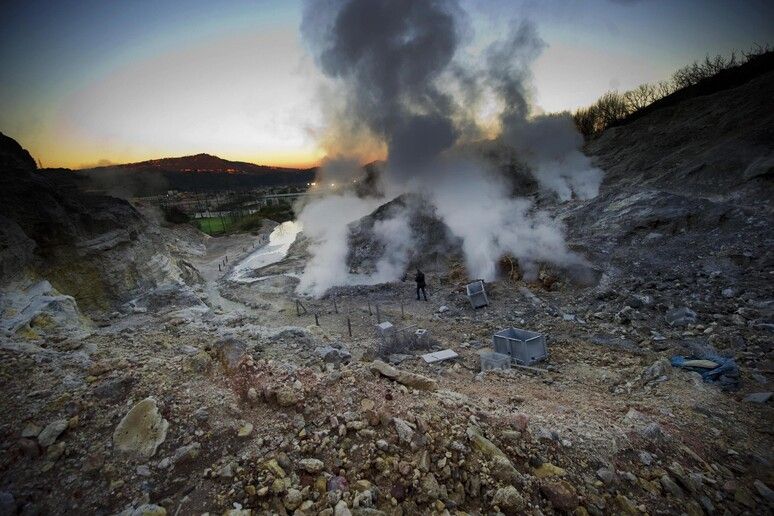 Prove di bradisismo ai Campi Flegrei, domani evacuate quattro scuole